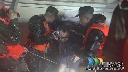 暴雨中&nbsp;武警泸州市支队百名官兵在行动(图4)