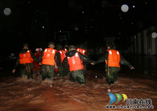 暴雨中&nbsp;武警泸州市支队百名官兵在行动(图2)
