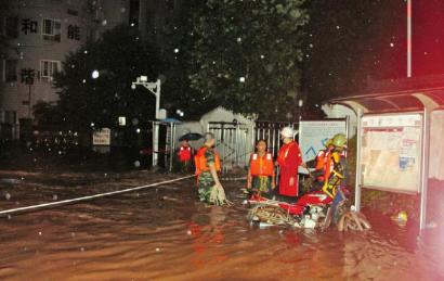 泸州一夜暴雨 直接损失3500万(图1) 泸州一夜暴雨 直接损失3500万(图1)