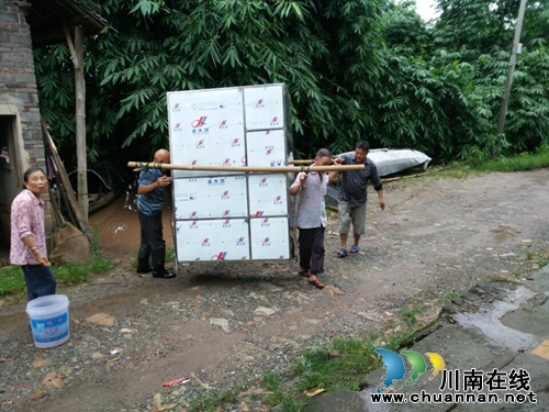 践行“两学一做”学习教育 喻寺镇党员积极投身抗洪抢险(图1) 践行“两学一做”学习教育 喻寺镇党员积极投身抗洪抢险(图1)