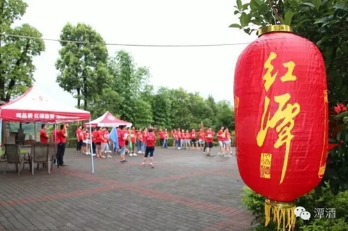 潭酒举办“应届高考生素质提升活动”点燃盛夏(图1)
