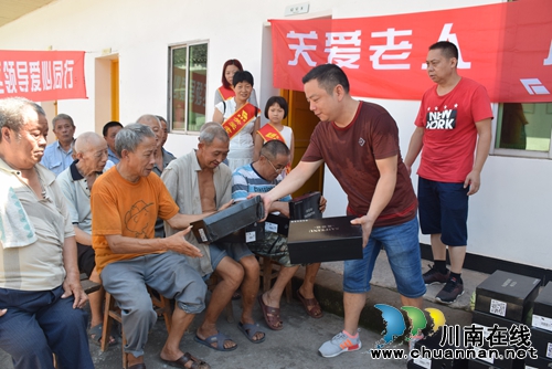 泸州:人大搭桥 敬老院老人穿上“爱心鞋”(图1) 泸州:人大搭桥 敬老院老人穿上“爱心鞋”(图1)