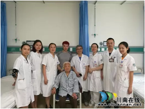西南医大中医院为93岁老人实施白内障复明手术(图1) 西南医大中医院为93岁老人实施白内障复明手术(图1)