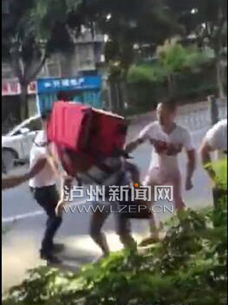 泸州“外卖哥”被打视频热传 警方已介入调查(图1) 泸州“外卖哥”被打视频热传 警方已介入调查(图1)