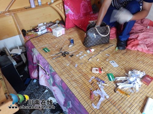 泸县13人涉毒落网 现场缴获枪、弩、毒品(图4) 泸县13人涉毒落网 现场缴获枪、弩、毒品(图4)