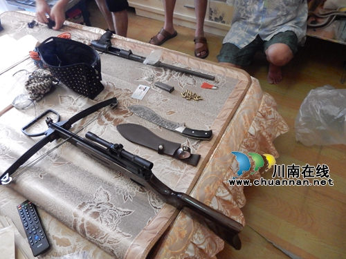 泸县13人涉毒落网 现场缴获枪、弩、毒品(图1) 泸县13人涉毒落网 现场缴获枪、弩、毒品(图1)
