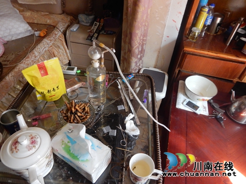 泸县13人涉毒落网 现场缴获枪、弩、毒品(图6) 泸县13人涉毒落网 现场缴获枪、弩、毒品(图6)