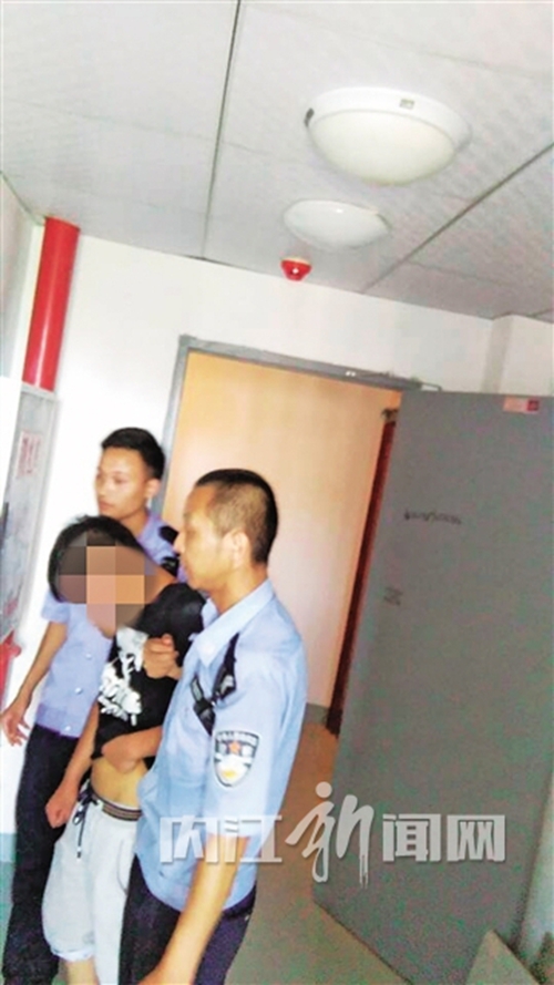 内江男与女友吵架 一怒之下爬上27楼欲轻生(图1) 内江男与女友吵架 一怒之下爬上27楼欲轻生(图1)