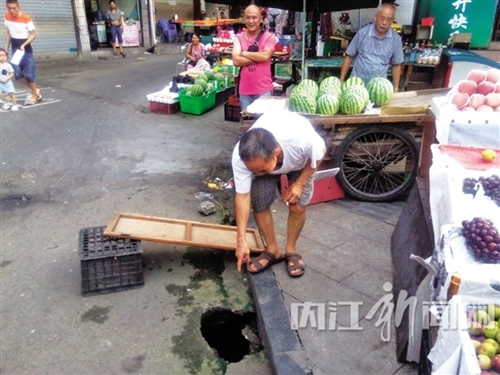 内江:摩托车自行倒下压“垮”路面吓煞路人(图1) 内江:摩托车自行倒下压“垮”路面吓煞路人(图1)