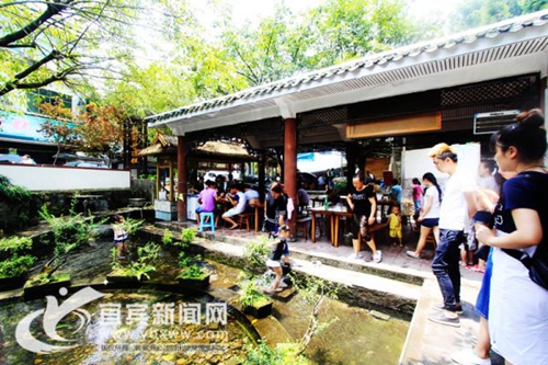 宜叙高速带“火”小吃 双河凉糕一天可卖上万份(图2) 宜叙高速带“火”小吃 双河凉糕一天可卖上万份(图2)