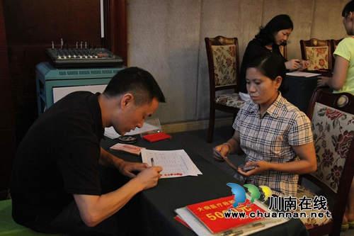 泸州:大病医疗救助金发到受助对象“家门口”(图2) 泸州:大病医疗救助金发到受助对象“家门口”(图2)