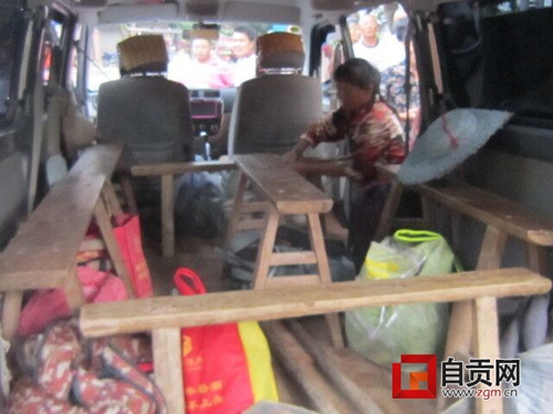 自贡老板私开“交通车”:7座面包车强塞21人!(图1) 自贡老板私开“交通车”:7座面包车强塞21人!(图1)