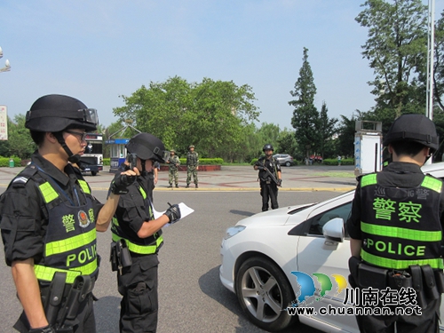 泸县警方全县持续多点位24小时设卡盘查(图1) 泸县警方全县持续多点位24小时设卡盘查(图1)