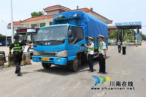 泸县警方全县持续多点位24小时设卡盘查(图3) 泸县警方全县持续多点位24小时设卡盘查(图3)