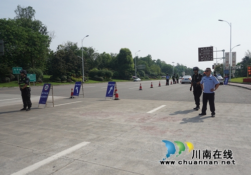 泸县警方全县持续多点位24小时设卡盘查(图2) 泸县警方全县持续多点位24小时设卡盘查(图2)