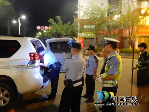 泸县警方全县持续多点位24小时设卡盘查(图8) 泸县警方全县持续多点位24小时设卡盘查(图8)