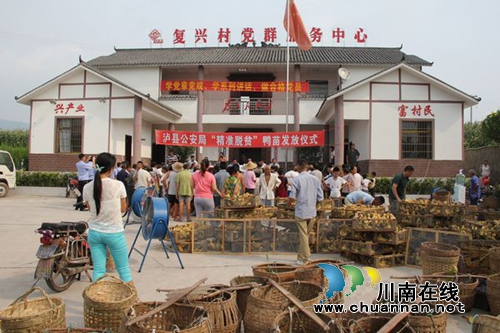 泸县公安局精准扶贫 向贫困户发放鸭苗近万只(图2) 泸县公安局精准扶贫 向贫困户发放鸭苗近万只(图2)