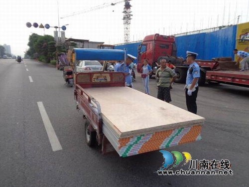 泸县交警集中整治“三车”交通违法行为(图2) 泸县交警集中整治“三车”交通违法行为(图2)