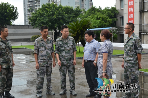 建军节前&nbsp;泸州市总工会慰问驻泸部队官兵(图1)