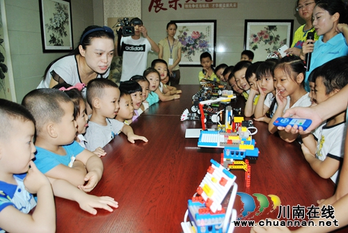 龙马潭区：机器人展示激发暑期孩子科研兴趣(图3)