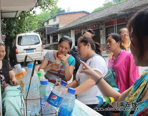 纳溪棉花坡镇开展夏季餐饮食品安全专项检查(图1) 纳溪棉花坡镇开展夏季餐饮食品安全专项检查(图1)