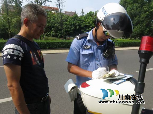 “罚单”变“警示卡” 泸县交警人性化纠违(图2) “罚单”变“警示卡” 泸县交警人性化纠违(图2)