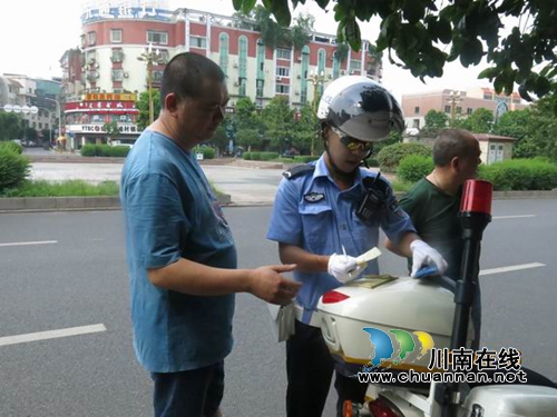 “罚单”变“警示卡” 泸县交警人性化纠违(图1) “罚单”变“警示卡” 泸县交警人性化纠违(图1)