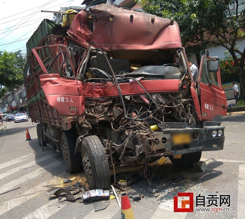 自贡大货车发生追尾 司机跳车保命“吓惨了”(图1) 自贡大货车发生追尾 司机跳车保命“吓惨了”(图1)