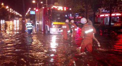 暴雨水淹自贡“塞纳河” 过路司机救5车脱困(图1) 暴雨水淹自贡“塞纳河” 过路司机救5车脱困(图1)
