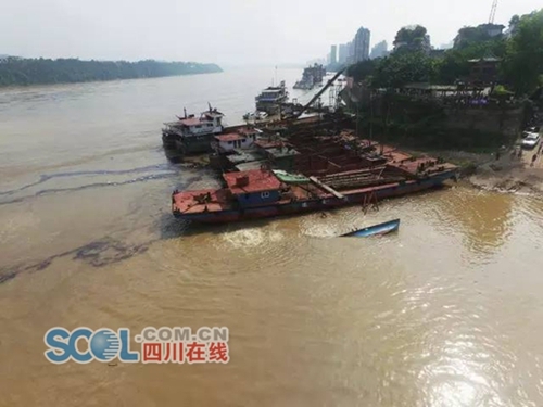 宜宾货船触礁翻沉 6名船员全部获救(图1) 宜宾货船触礁翻沉 6名船员全部获救(图1)