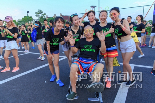泸州首届荧光酷跑落幕&nbsp;千人点亮张坝夜空(图2)