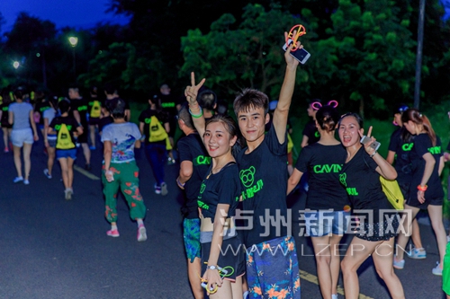 泸州首届荧光酷跑落幕&nbsp;千人点亮张坝夜空(图4)