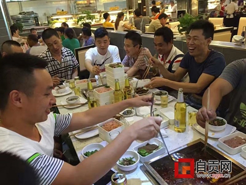 自贡退伍老兵餐厅偶遇 比拼拉歌重铸“军营”(图1) 自贡退伍老兵餐厅偶遇 比拼拉歌重铸“军营”(图1)