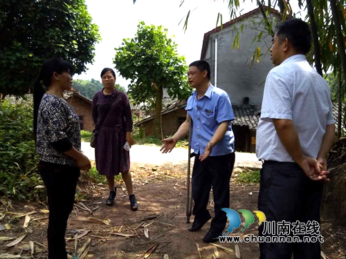 泸县喻寺:社区支书张守林救灾“伤并快乐着”(图1) 泸县喻寺:社区支书张守林救灾“伤并快乐着”(图1)