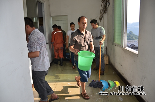 威鑫煤业团员义务劳动践行“两学一做”(图1) 威鑫煤业团员义务劳动践行“两学一做”(图1)