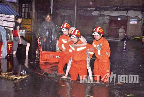 内江：暴雨困住百岁老人&nbsp;消防“渡河”营救(图1)