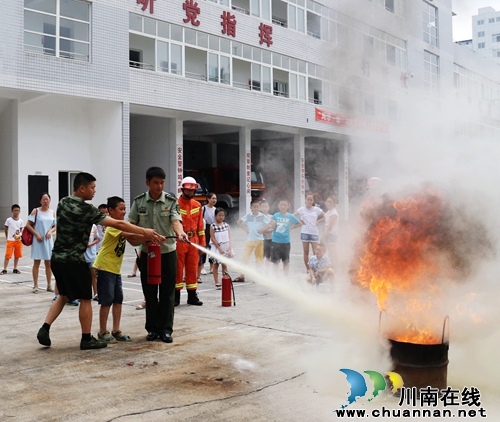 龙马潭区：消防演示提升暑期孩子安全意识(图2)