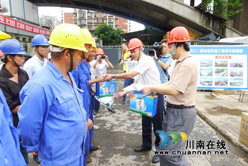 市委常委、市总工会主席刘云向建桥工人送清凉(图1)