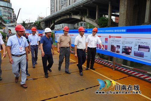 市委常委、市总工会主席刘云向建桥工人送清凉(图2)