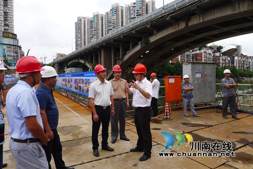 市委常委、市总工会主席刘云向建桥工人送清凉(图4)