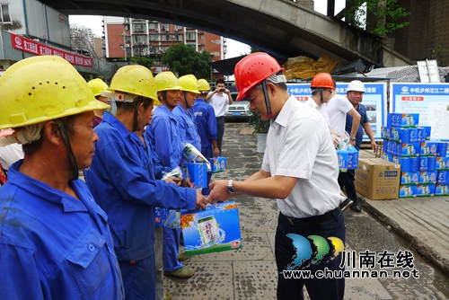 市委常委、市总工会主席刘云向建桥工人送清凉(图3)