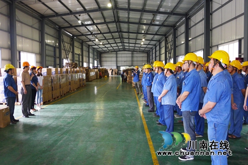 泸州市总工会领导“送清凉”到泸天化公司(图1) 泸州市总工会领导“送清凉”到泸天化公司(图1)