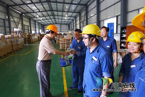 泸州市总工会领导“送清凉”到泸天化公司(图2) 泸州市总工会领导“送清凉”到泸天化公司(图2)