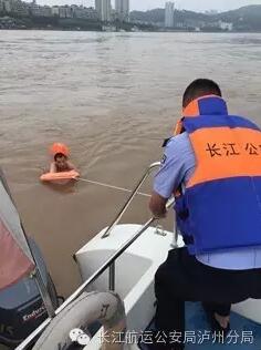 3泳客江中遇险 长航公安泸州分局民警火速救援(图1) 3泳客江中遇险 长航公安泸州分局民警火速救援(图1)