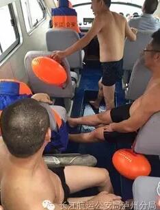 3泳客江中遇险 长航公安泸州分局民警火速救援(图2) 3泳客江中遇险 长航公安泸州分局民警火速救援(图2)