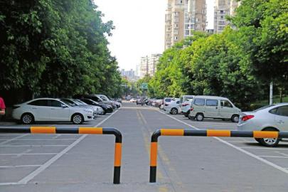 泸州沱江路二段封闭管理&nbsp;车主撬开栅栏强行停车(图1)