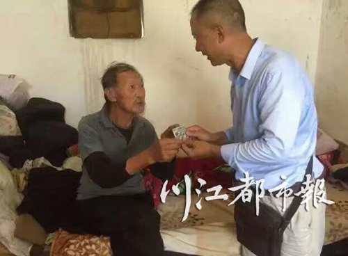 泸州老兵拿所有存款修路 自己独居40平米砖房(图1) 泸州老兵拿所有存款修路 自己独居40平米砖房(图1)