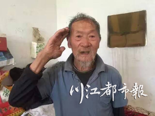 泸州老兵拿所有存款修路 自己独居40平米砖房(图2) 泸州老兵拿所有存款修路 自己独居40平米砖房(图2)