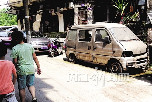 内江交警欲拖“霸”道僵尸车 车主意外“活”了(图1) 内江交警欲拖“霸”道僵尸车 车主意外“活”了(图1)