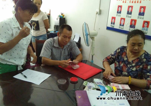 江阳区泰安街道：13位农民工领回被拖欠工资(图1)